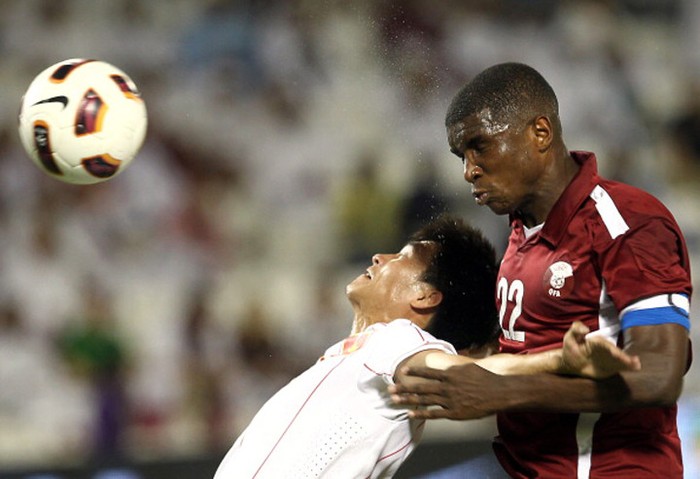 Công Vinh tranh bóng với Bilal Mohammed (Qatar) trong trận đấu loại World Cup 2014 ở Doha tháng 7/2011.
